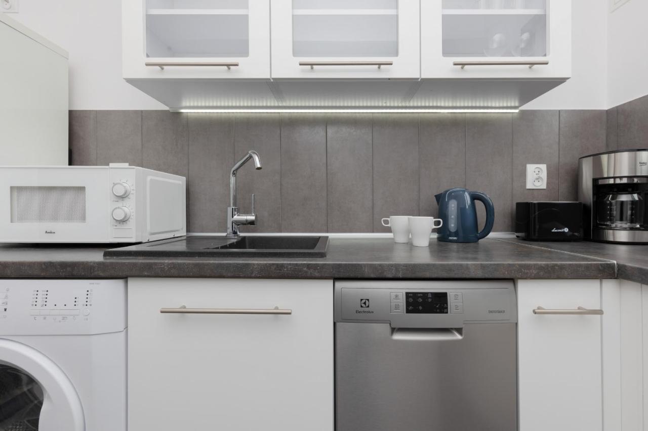 Old Town Spacious Apartment Bonifraterska By Renters Warsawa Bagian luar foto